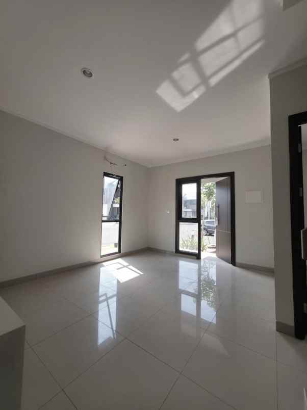 dijual rumah cluster regia summarecon