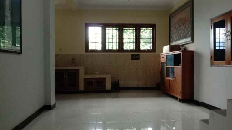 dijual rumah dan tempat usaha 1 menit ke kampus unwiku