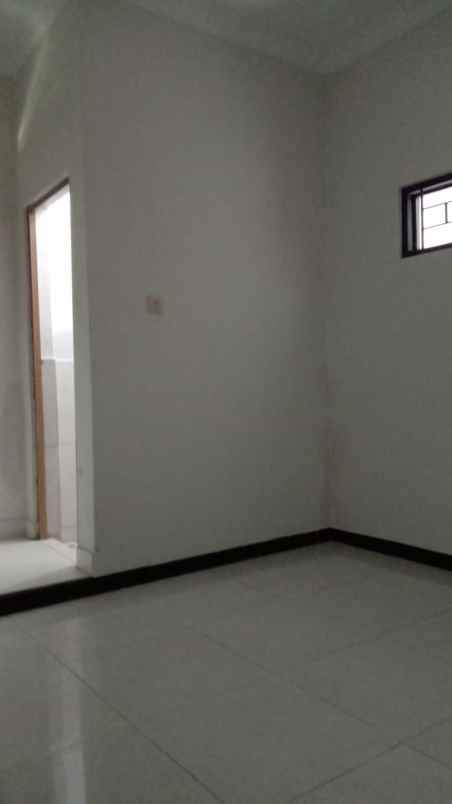 dijual rumah dan tempat usaha 1 menit ke kampus unwiku