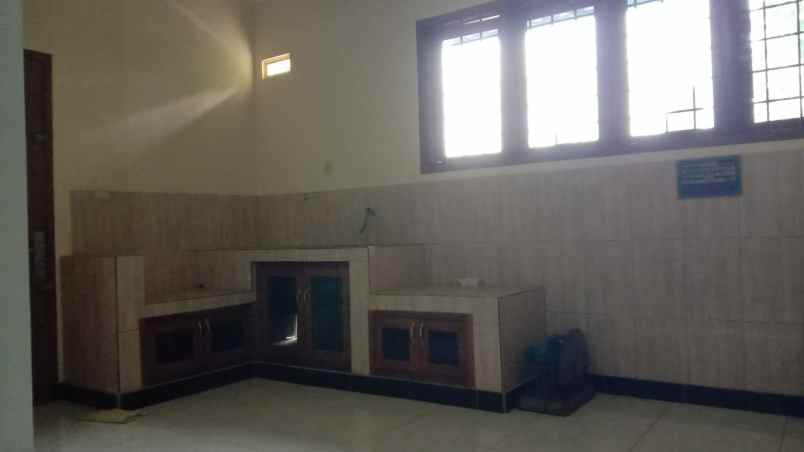 dijual rumah dan tempat usaha 1 menit ke kampus unwiku