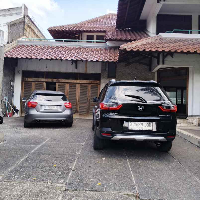 dijual rumah dengan swimming pool di pondok indah