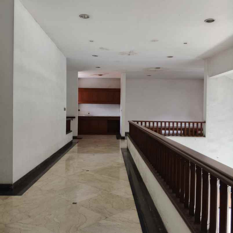 dijual rumah dengan swimming pool di pondok indah