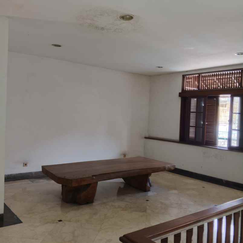 dijual rumah dengan swimming pool di pondok indah