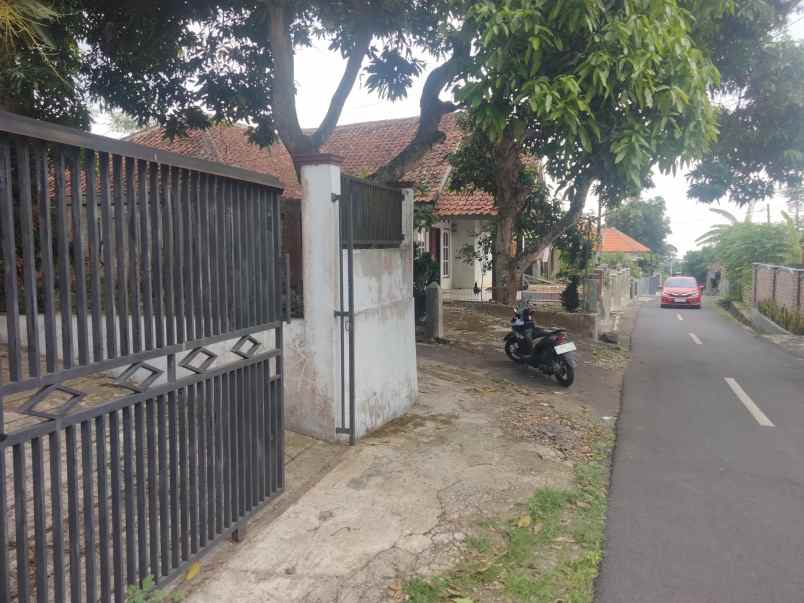 dijual rumah dgn halaman depan dan belakang luas