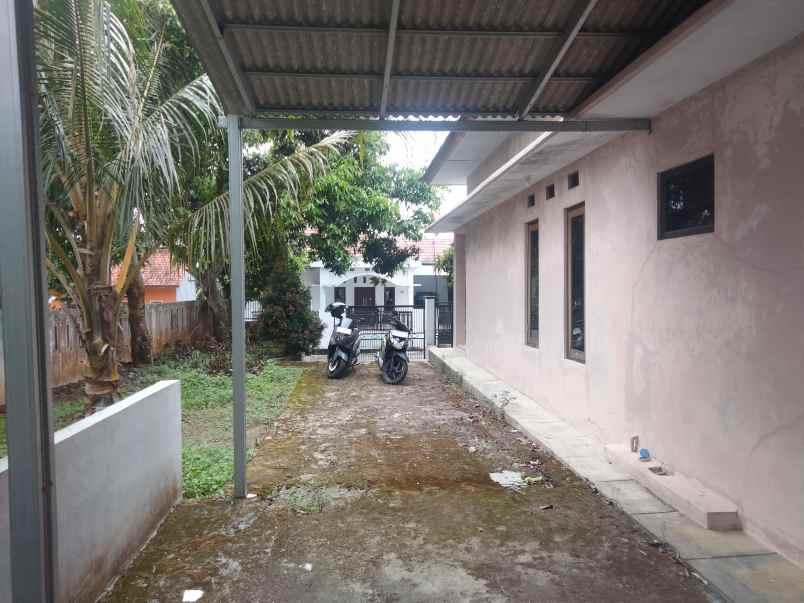 dijual rumah dgn halaman depan dan belakang luas
