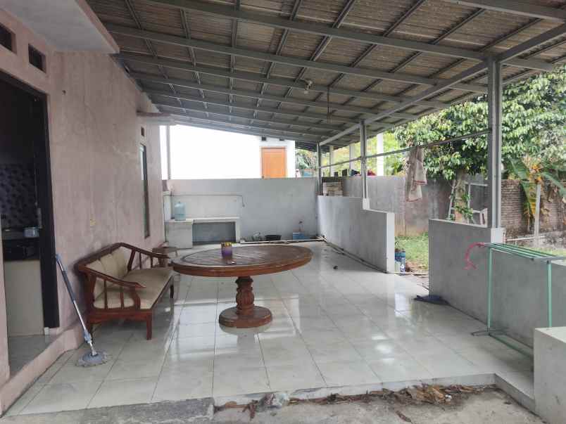 dijual rumah dgn halaman depan dan belakang luas