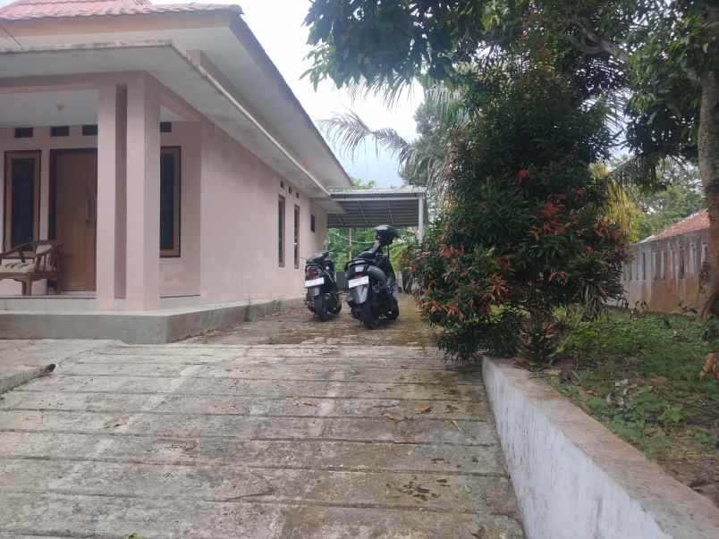 dijual rumah dgn halaman depan dan belakang luas