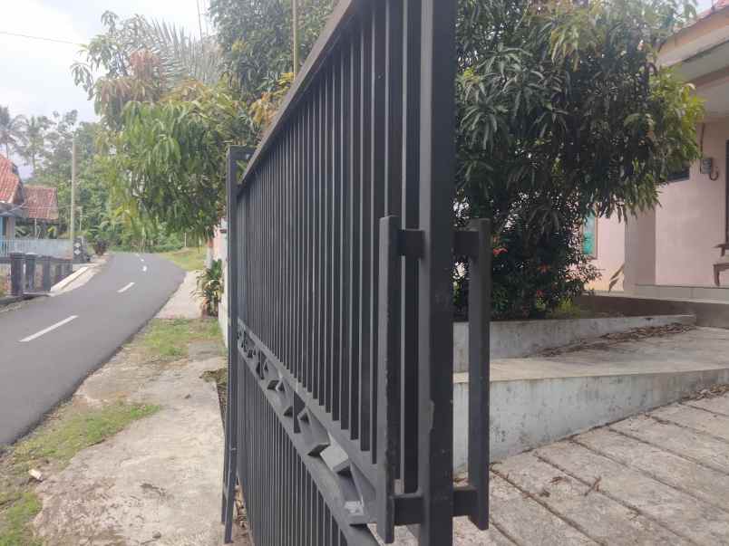 dijual rumah dgn halaman depan dan belakang luas