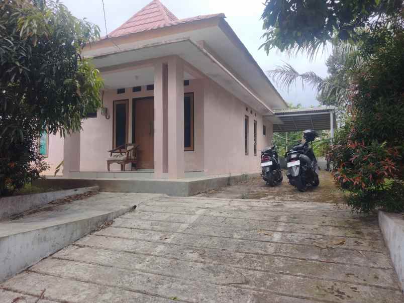 dijual rumah dgn halaman depan dan belakang luas
