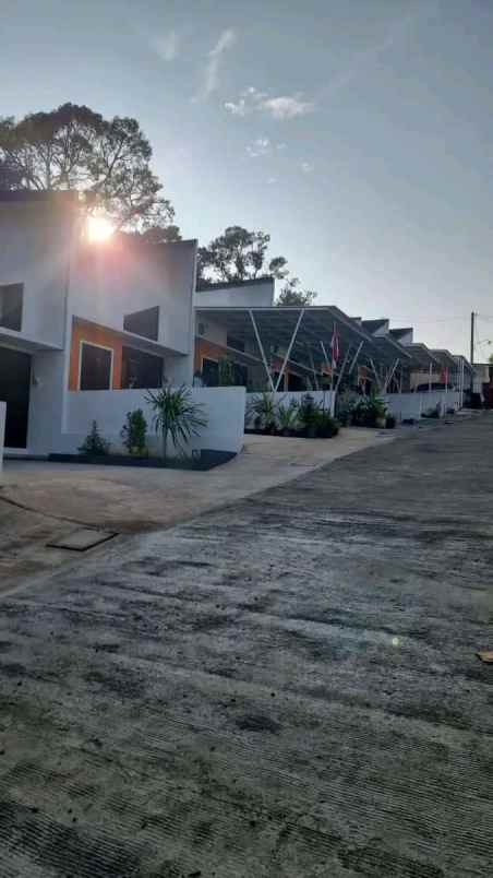 dijual rumah di jl grafika banyumanik semarang