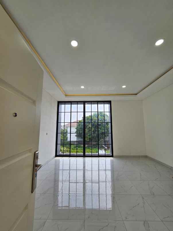 dijual rumah di kavling dki meruya