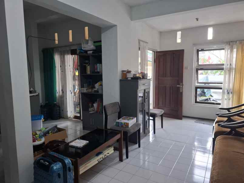 dijual rumah di perumahan gunung batu jember