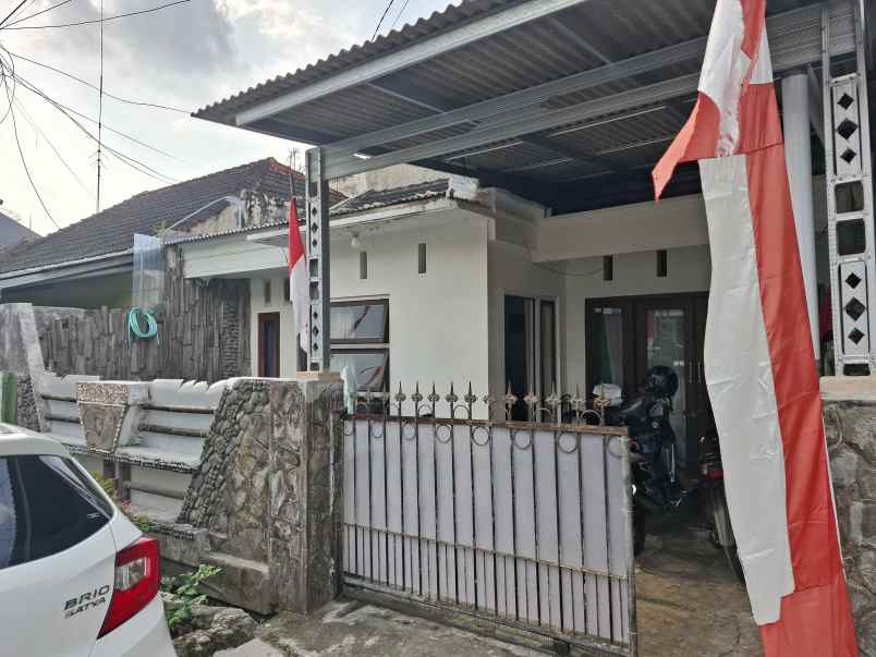 dijual rumah di perumahan gunung batu jember