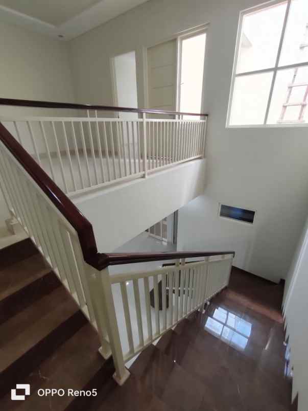 dijual rumah gayung kebonsari surabaya