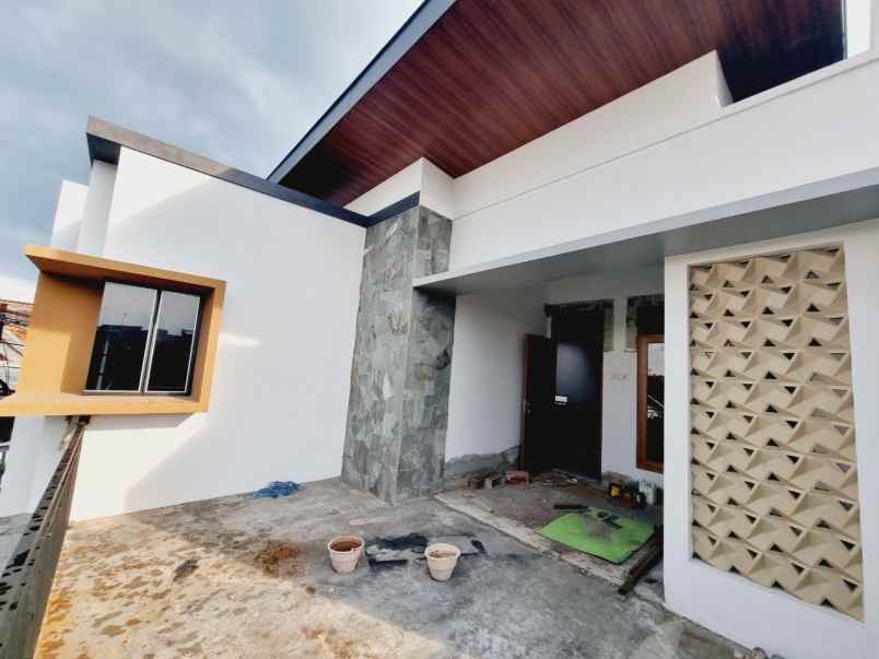 dijual rumah gedongan colomadu karanganyar