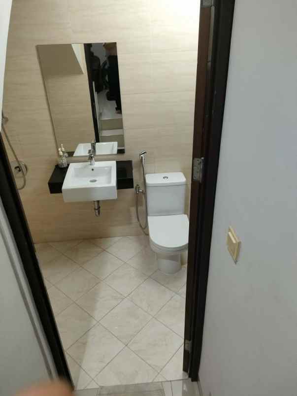 dijual rumah green lake city boulevard