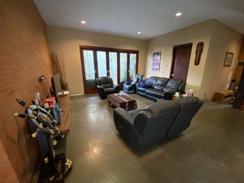 dijual rumah isola kec sukasari kota