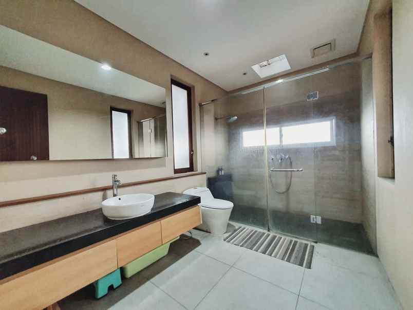 dijual rumah isola kec sukasari kota