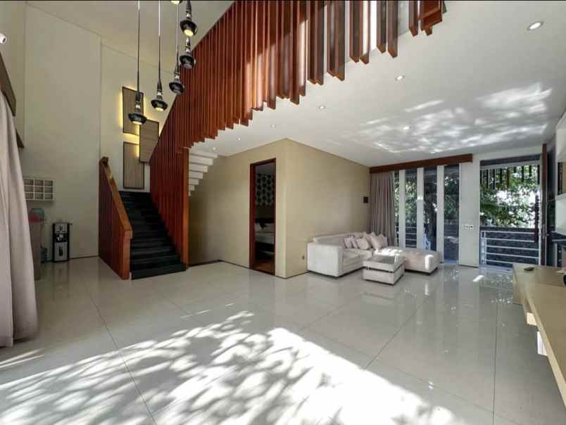 dijual rumah jalan gunung catur