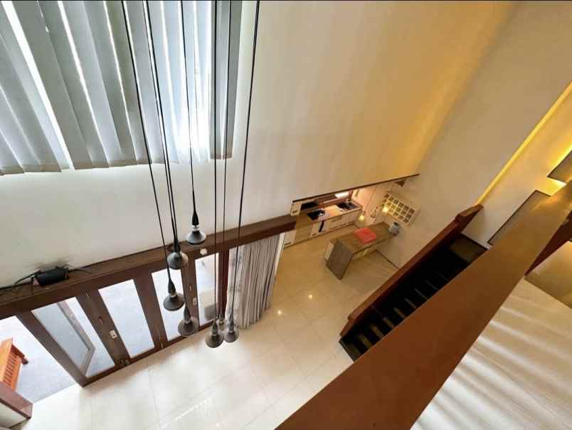 dijual rumah jalan gunung catur