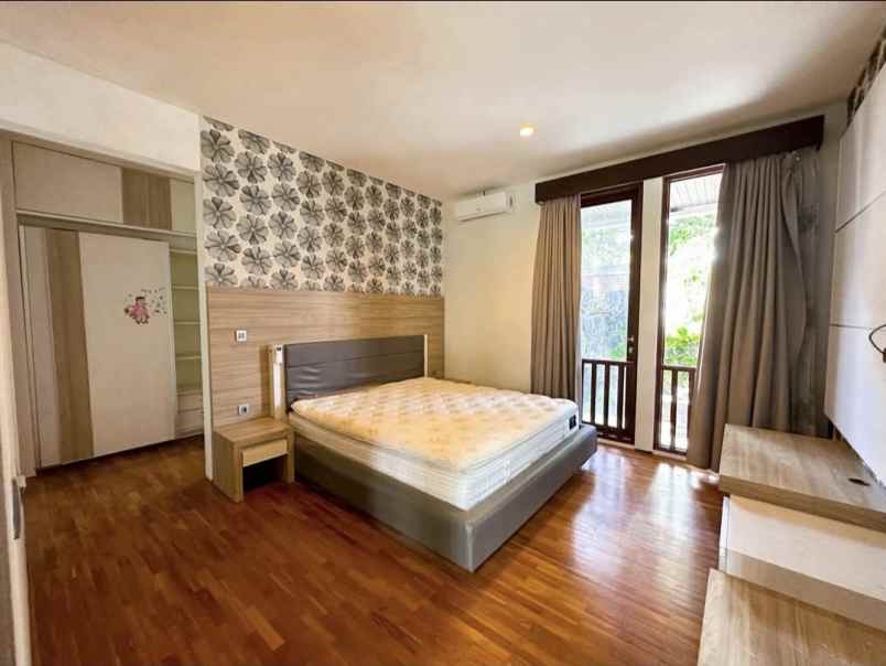 dijual rumah jalan gunung catur