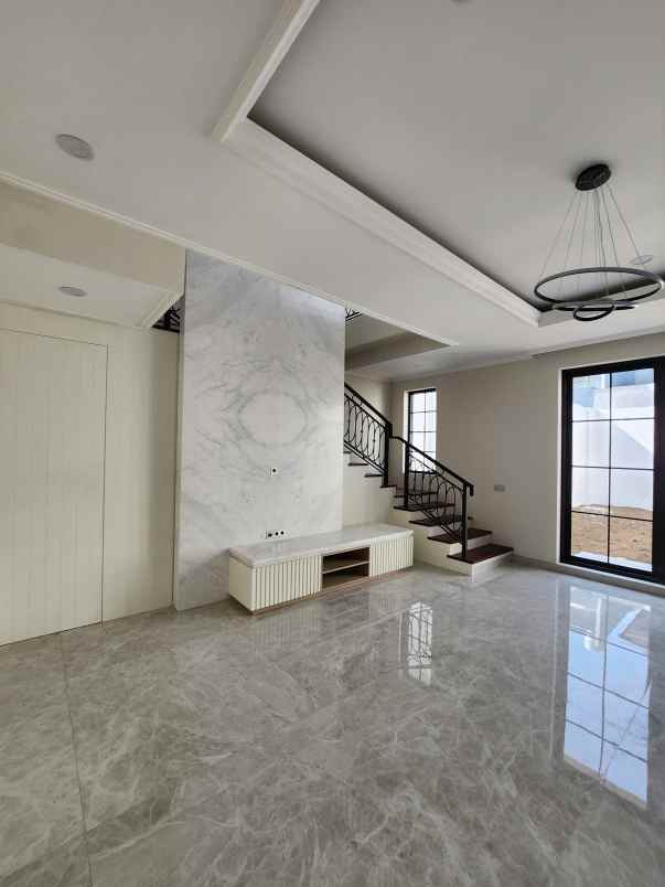 dijual rumah jalan royal residence