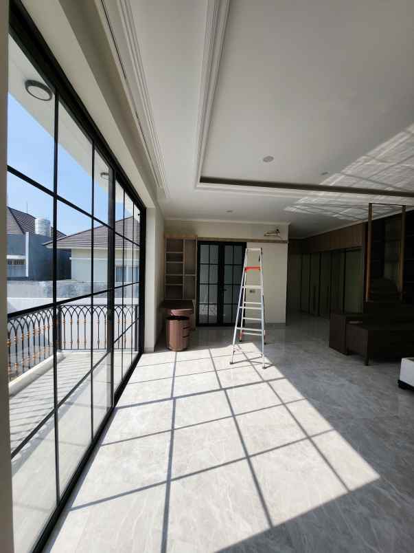 dijual rumah jalan royal residence