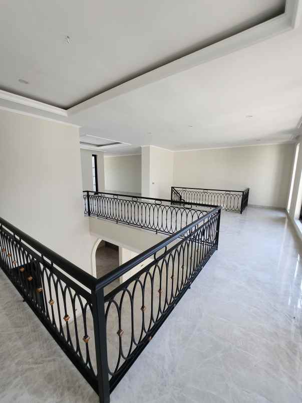 dijual rumah jalan royal residence