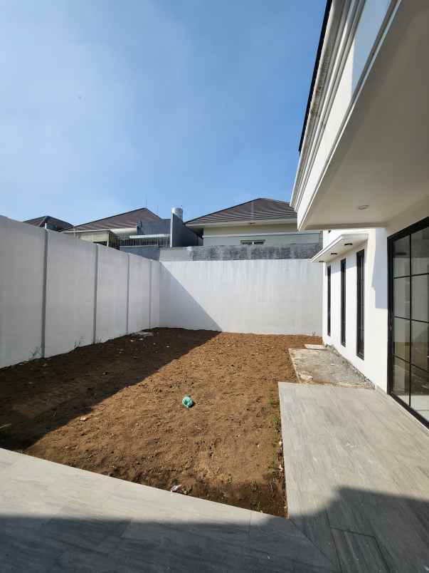 dijual rumah jalan royal residence