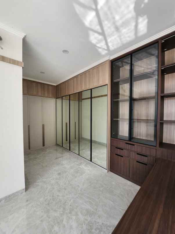 dijual rumah jalan royal residence