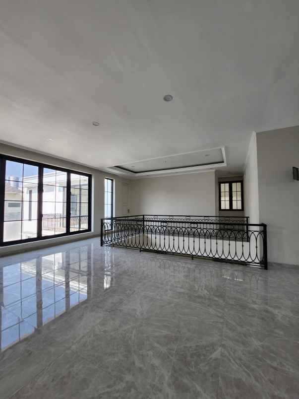 dijual rumah jalan royal residence