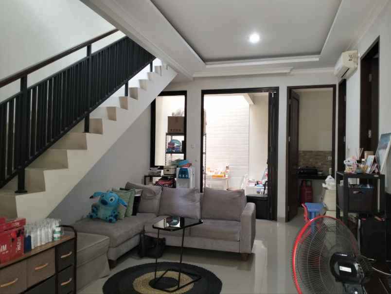 dijual rumah jl dr ratna