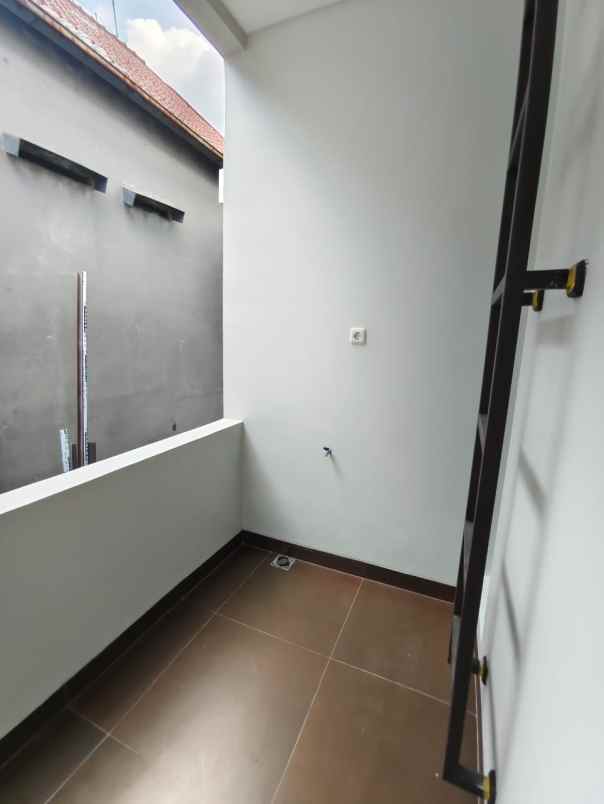 dijual rumah jl jupiter komplek