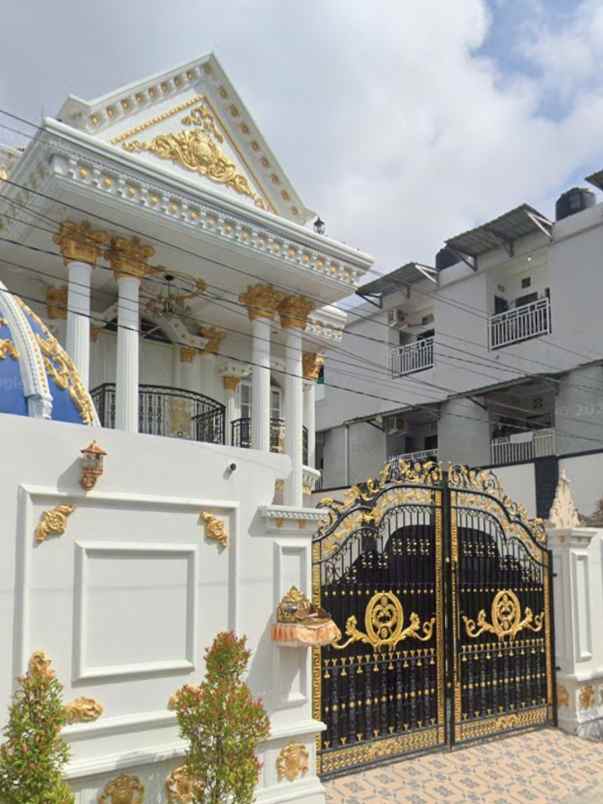 dijual rumah jl pura demak