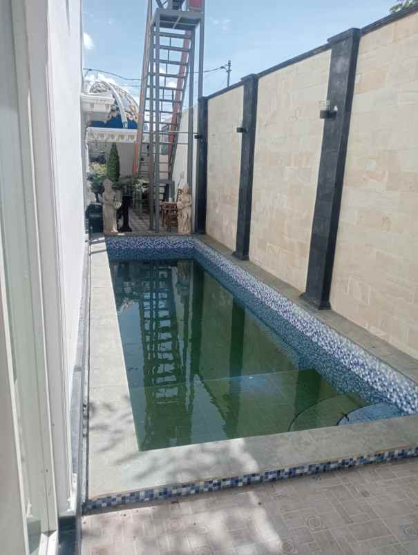 dijual rumah jl pura demak