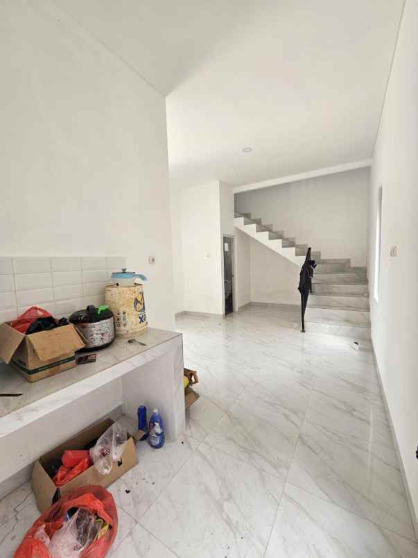 dijual rumah jl raya kalimulya cilodong