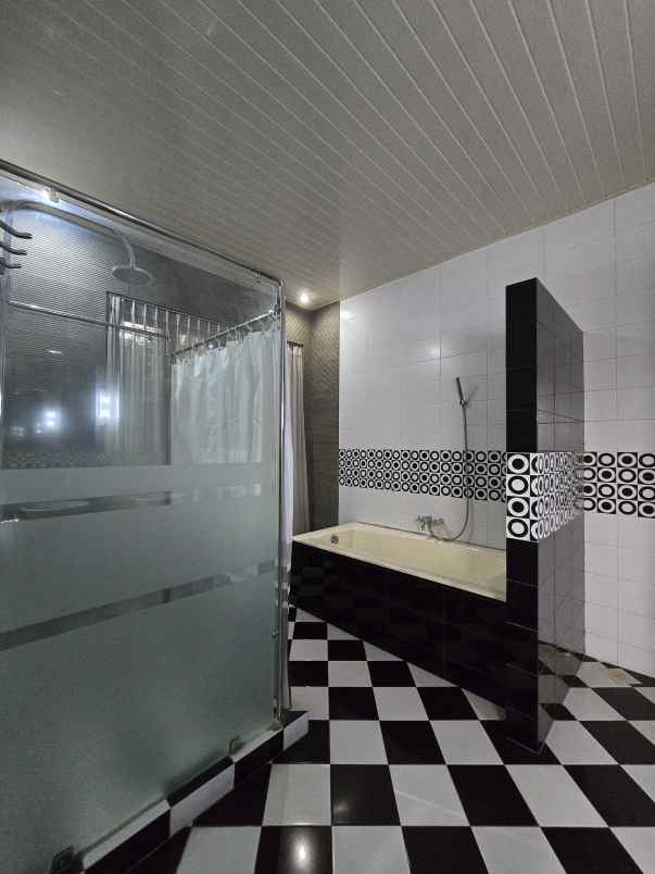dijual rumah jl raya komplek billymoon