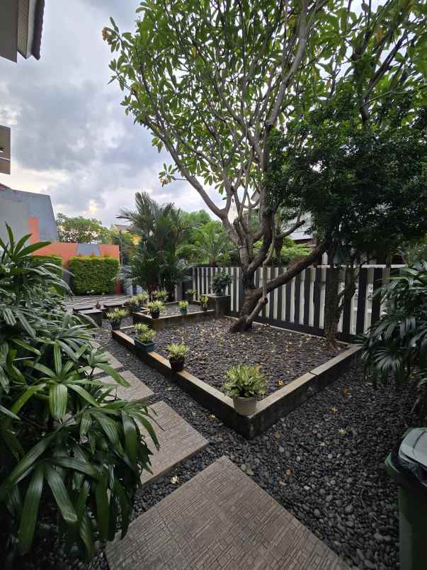 dijual rumah jl raya komplek billymoon