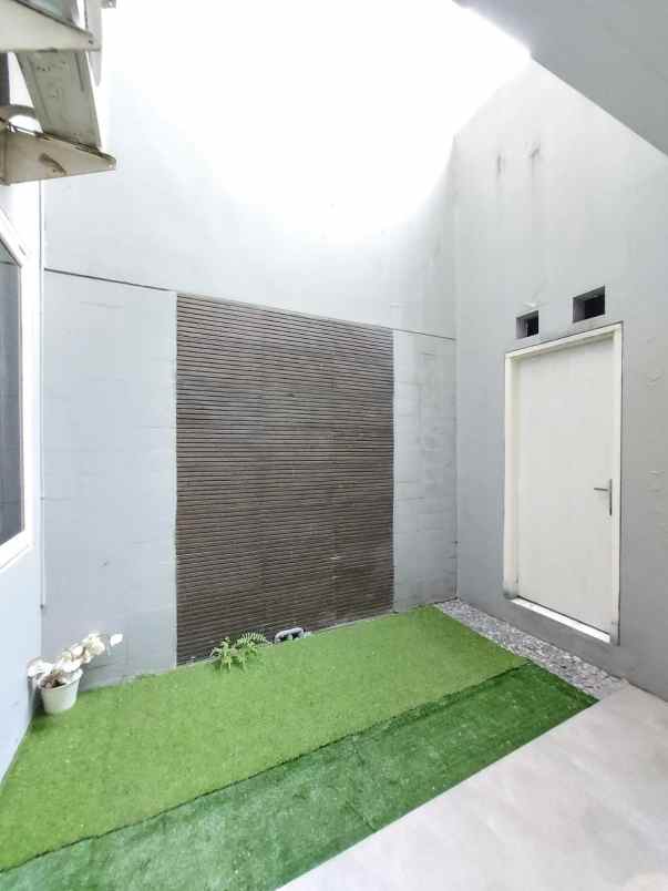 dijual rumah jl raya komplek kelapa