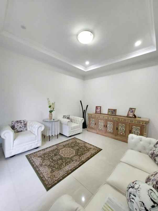 dijual rumah jl raya komplek kelapa