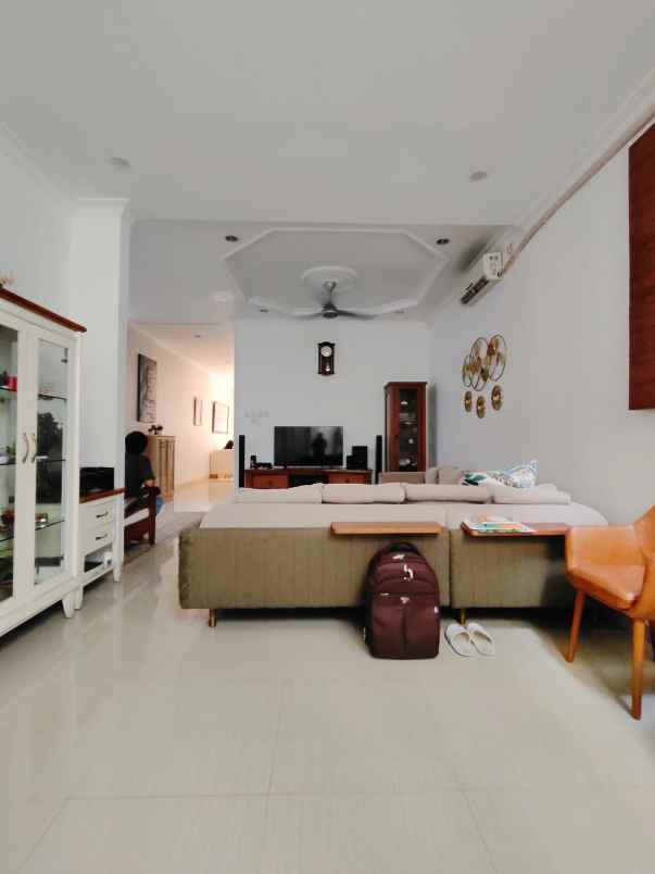 dijual rumah jl raya komplek pondok