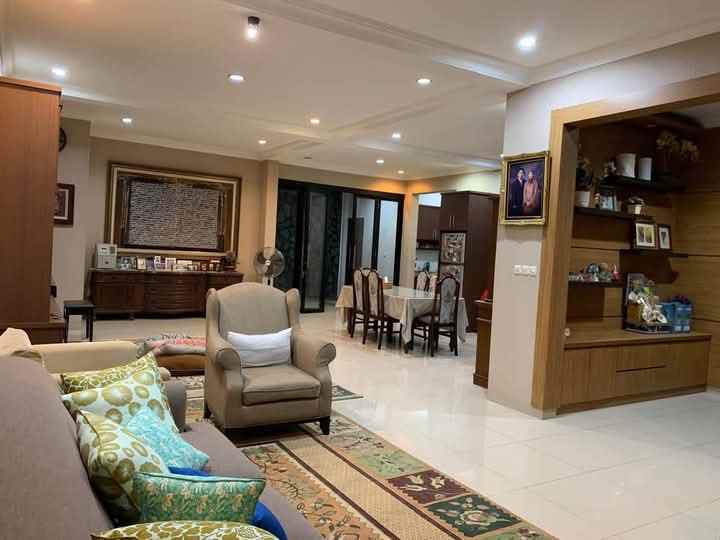 dijual rumah kebon kacang 6