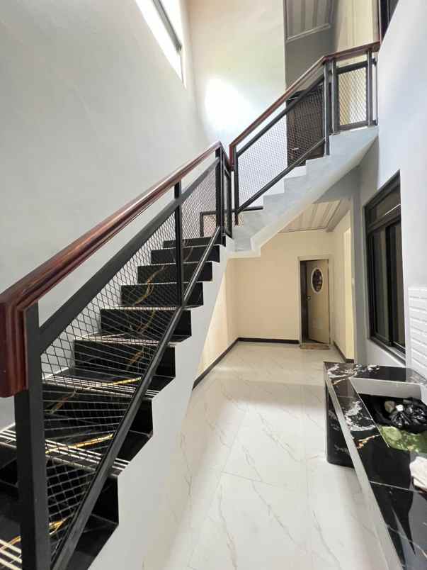 dijual rumah kelapa dua wetan ciracas