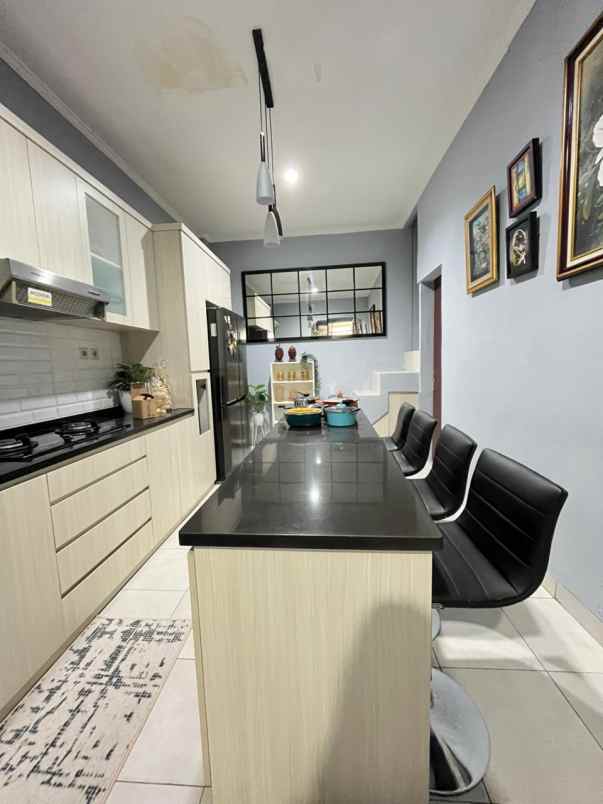 dijual rumah keluarga 2 lantai di metland cileungsi