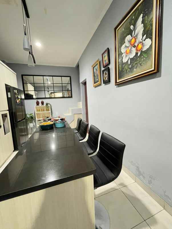 dijual rumah keluarga 2 lantai di metland cileungsi