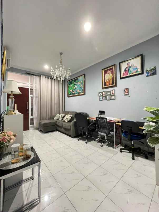 dijual rumah keluarga 2 lantai di metland cileungsi