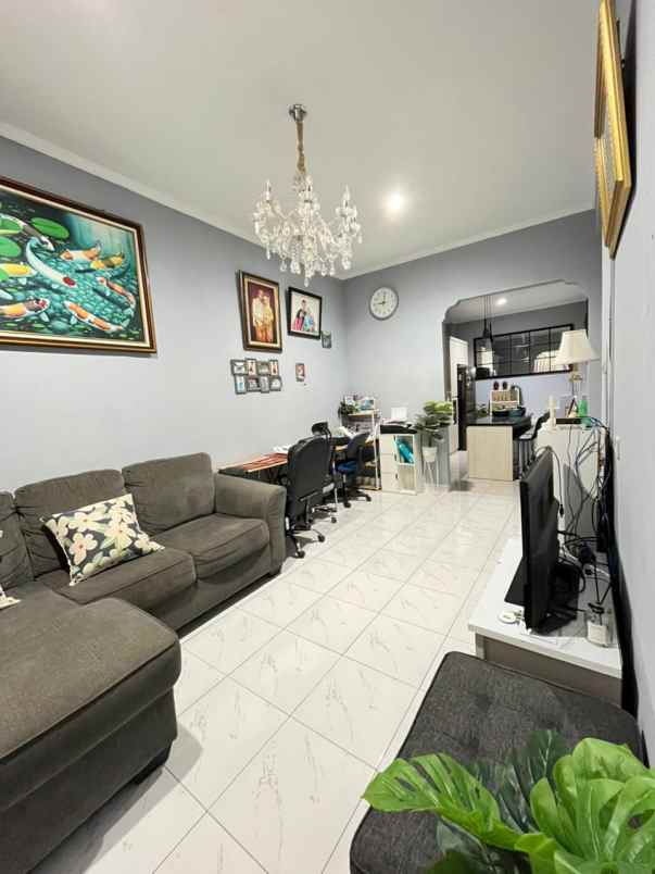 dijual rumah keluarga 2 lantai di metland cileungsi