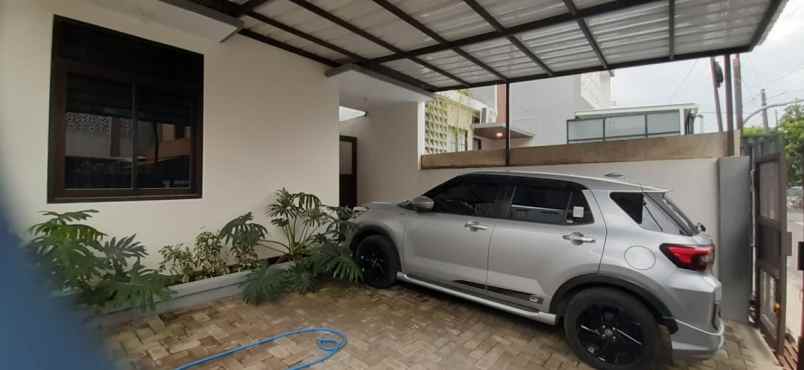 dijual rumah komplek antapani