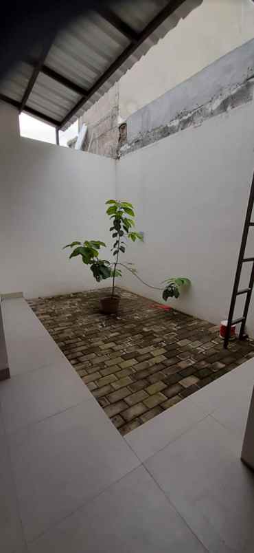 dijual rumah komplek antapani