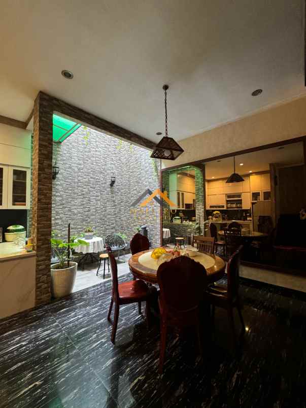 dijual rumah komplek citraland gama
